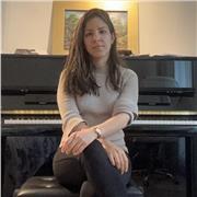 Soy licenciada y máster en la especialidad de interpretación musical, piano. En mis clases aprenderás teoría, repertorio, técnica, musicalidad y desenvolvimiento musical